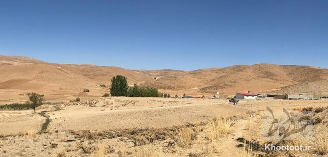 کشف آثار تاریخی از تپه‌ای در محاصره زمین‌های کشاورزی